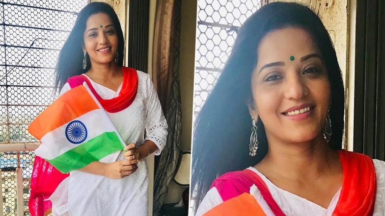 Republic Day 2020: भोजपुरी स्टार मोनालिसा ने हाथ में तिरंगा लेकर ट्रेडिशनल अवतार में मनाया गणतंत्र दिवस, देखें Photo