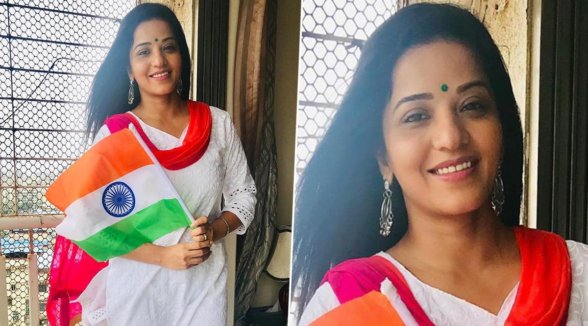 Republic Day 2020: भोजपुरी स्टार मोनालिसा ने हाथ में तिरंगा लेकर ट्रेडिशनल अवतार में मनाया गणतंत्र दिवस, देखें Photo Republic Day 2020: भोजपुरी स्टार मोनालिसा ने हाथ में तिरंगा लेकर ट्रेडिशनल अवतार में मनाया गणतंत्र दिवस, देखें Photo