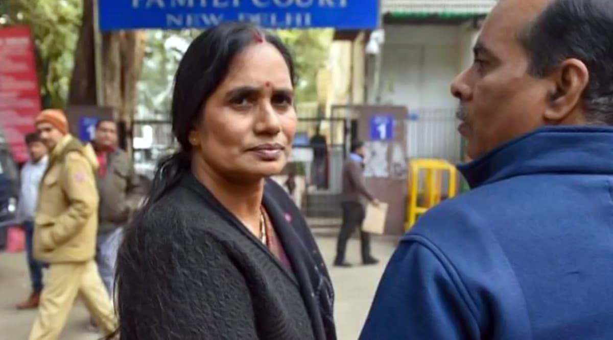 Nirbhaya Gangrape Case: दोषियों को माफ करने की अपील पर भड़कीं निर्भया की मां, कहा- ऐसी सलाह देने वाली इंदिरा जयसिंह कौन होती हैं Nirbhaya Gangrape Case: दोषियों को माफ करने की अपील पर भड़कीं निर्भया की मां, कहा- ऐसी सलाह देने वाली इंदिरा जयसिंह कौन होती हैं