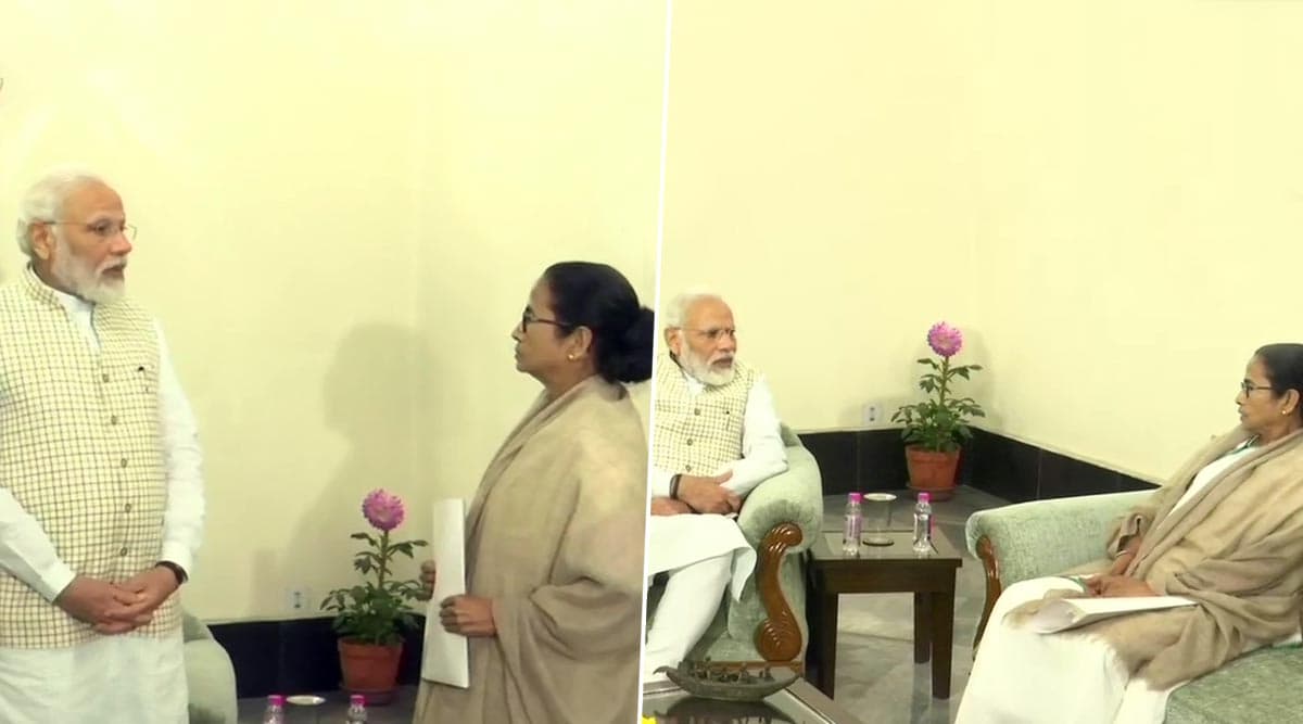 विरोध के बावजूद कोलकाता पहुंचे प्रधानमंत्री, ममता बनर्जी से की मुलाकात; सड़क पर लगे 'गो बैक मोदी' के पोस्टर विरोध के बावजूद कोलकाता पहुंचे प्रधानमंत्री, ममता बनर्जी से की मुलाकात; सड़क पर लगे 'गो बैक मोदी' के पोस्टर