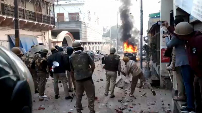 CAA और NRC प्रदर्शन: यूपी के बाद अब गुजरात में पुलिस की गाड़ियों को नुकसान पहुंचाने वालों से वसूला जाएगा हर्जाना 