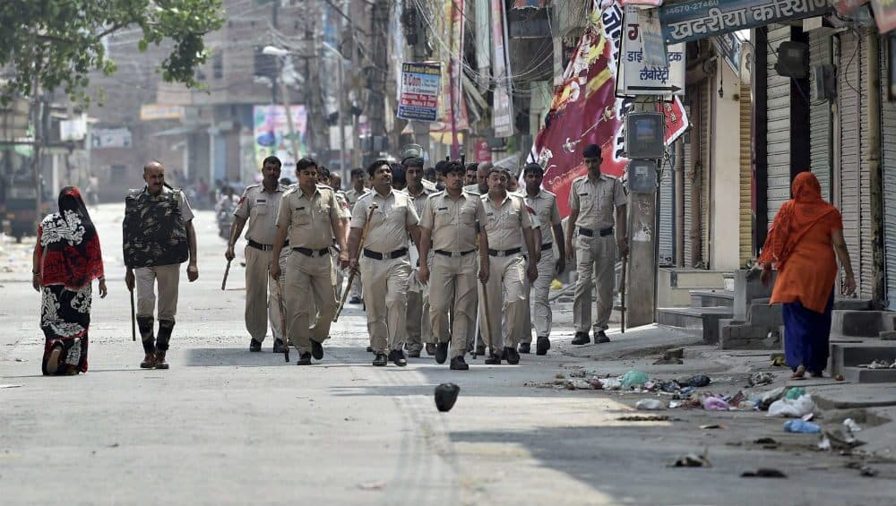 पश्चिम बंगाल: उत्तर 24 परगना के 3 पंचायतों में धारा 144 लागू, दूकानदार की मौत के बाद 2 समुदाय में हुआ था संघर्ष पश्चिम बंगाल: उत्तर 24 परगना के 3 पंचायतों में धारा 144 लागू, दूकानदार की मौत के बाद 2 समुदाय में हुआ था संघर्ष