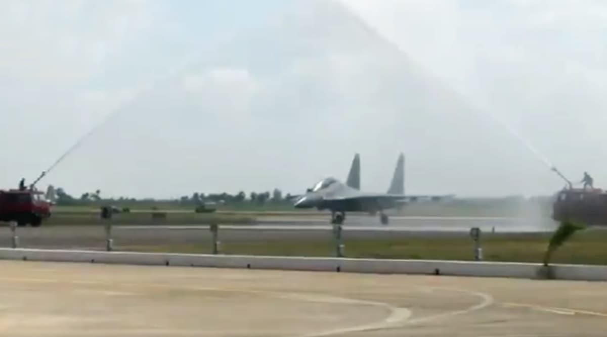 SU-30MKI का तंजावुर एयरबेस पर वॉटर कैनन सैल्यूट के साथ किया गया स्वागत, देखें वीडियो SU-30MKI का तंजावुर एयरबेस पर वॉटर कैनन सैल्यूट के साथ किया गया स्वागत, देखें वीडियो