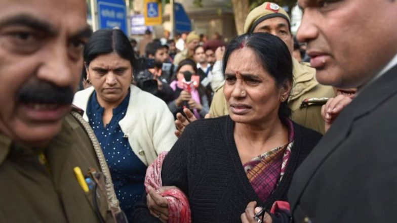 Nirbhaya Gangrape Case: कोर्ट में फूट-फूटकर रो पड़ीं निर्भया की मां आशा देवी, कहा- मैं भरोसा और उम्मीद खो रही हूं