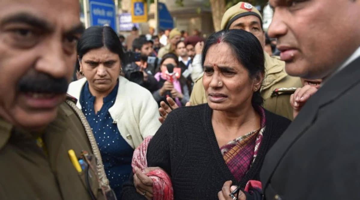 Nirbhaya Gangrape Case: कोर्ट में फूट-फूटकर रो पड़ीं निर्भया की मां आशा देवी, कहा- मैं भरोसा और उम्मीद खो रही हूं Nirbhaya Gangrape Case: कोर्ट में फूट-फूटकर रो पड़ीं निर्भया की मां आशा देवी, कहा- मैं भरोसा और उम्मीद खो रही हूं