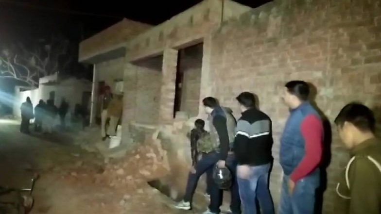 यूपी के फर्रुखाबाद में एक शख्स ने 15 बच्चों सहित महिलाओं को बनाया बंधक, रेस्क्यू ऑपरेशन जारी