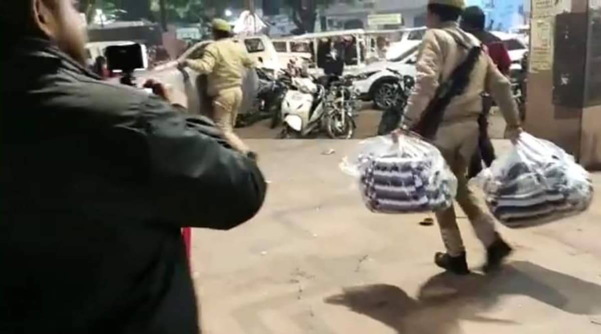 उत्तर प्रदेश: CAA के विरोध प्रदर्शन के बीच कार्रवाई करने पहुंची पुलिस ने जब्त किए प्रदर्शनकारियों के कंबल, ट्विटर पर ट्रेंड हुआ #कम्बल_चोर_यूपी_पुलिस उत्तर प्रदेश: CAA के विरोध प्रदर्शन के बीच कार्रवाई करने पहुंची पुलिस ने जब्त किए प्रदर्शनकारियों के कंबल, ट्विटर पर ट्रेंड हुआ #कम्बल_चोर_यूपी_पुलिस