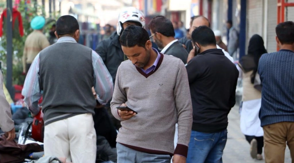 कश्मीर में ऐहतियात के तौर पर कई इलाकों में मोबाइल इंटरनेट सेवाएं बंद