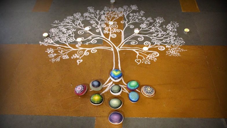 Makar Sankranti 2020 Rangoli Designs: मकर संक्रांति के पर्व को रंगोली के इन आकर्षक डिजाइनों से बनाएं खास, देखें वीडियो