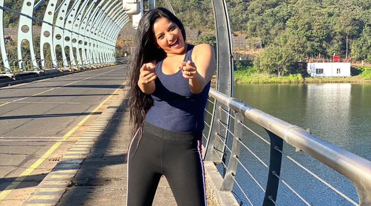 भोजपुरी Hot एक्ट्रेस मोनालिसा ने झूले पर बैठ दिखाई ऐसी अदाएं कि मचल उठेगा आपका मन, देखें वीडियो