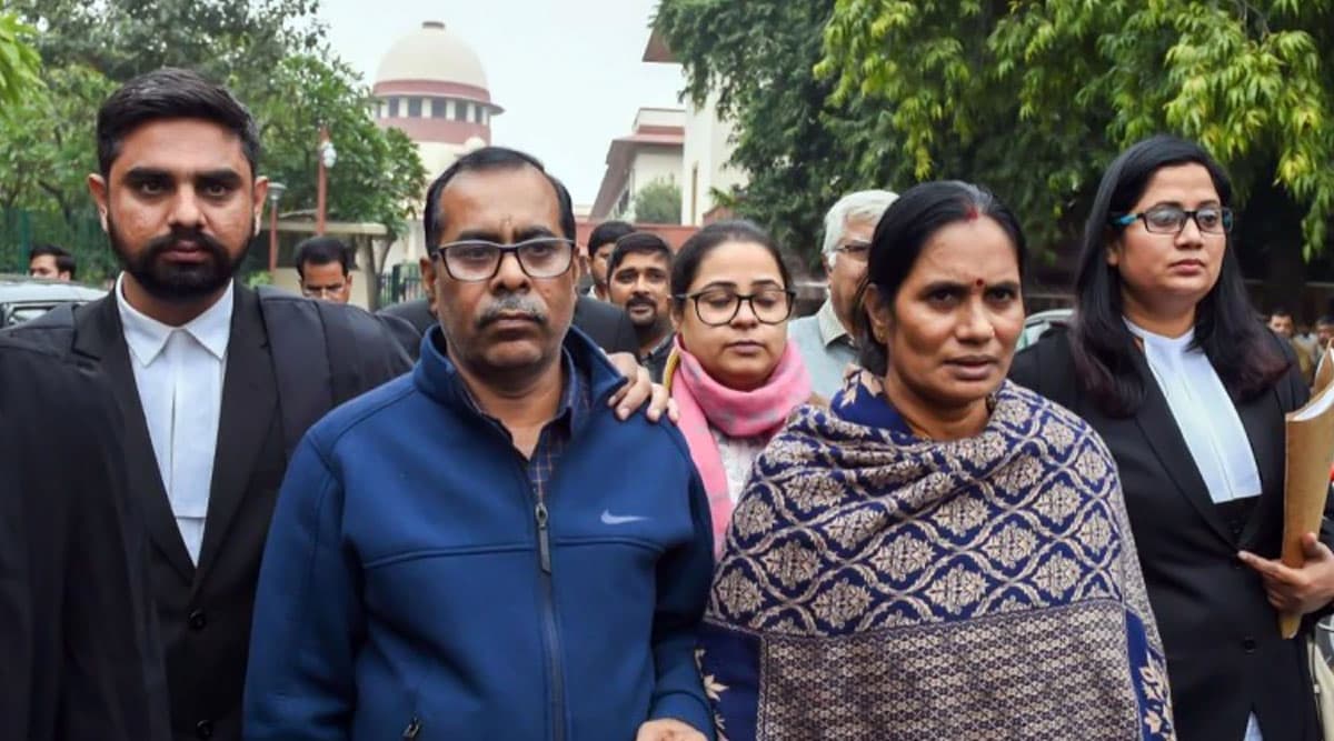 Nirbhaya Gangrape Case: निर्भया के दोषियों के डेथ वारंट पर सुनवाई आज, फैसले पर टिकी देशभर की नजरें Nirbhaya Gangrape Case: निर्भया के दोषियों के डेथ वारंट पर सुनवाई आज, फैसले पर टिकी देशभर की नजरें