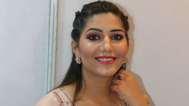 पीच कलर का लहंगा पहनकर Sapna Choudhary ने इंटरनेट पर लगाई आग, ट्रेडिशनल लुक कर रहा है घायल