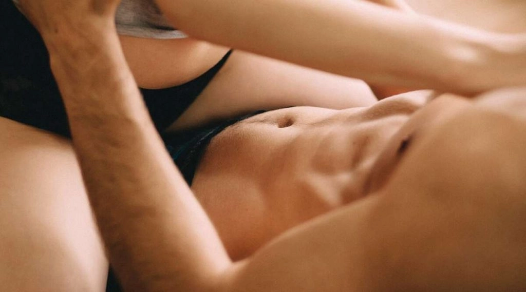 सेक्स के दौरान बालकनी से कार की छत पर गिरी अर्ध नग्न महिला, वीडियो देख हो जाएंगे हैरान