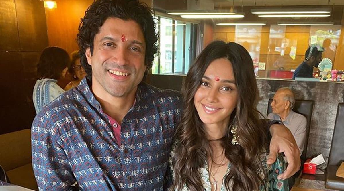 फरहान अखतर गर्लफ्रेंड शिबानी दांडेकर से करने जा रहे हैं शादी? परिवार के साथ सामने आई ये स्पेशल Photos फरहान अखतर गर्लफ्रेंड शिबानी दांडेकर से करने जा रहे हैं शादी? परिवार के साथ सामने आई ये स्पेशल Photos
