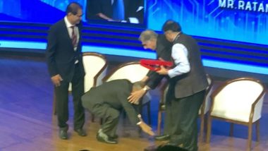 TIEcon Award Mumbai 2020: इन्फोसिस के को फाउंडर नारायण मूर्ति ने रतन टाटा का पैर छूकर लिया आशीर्वाद, देखें तस्वीरें