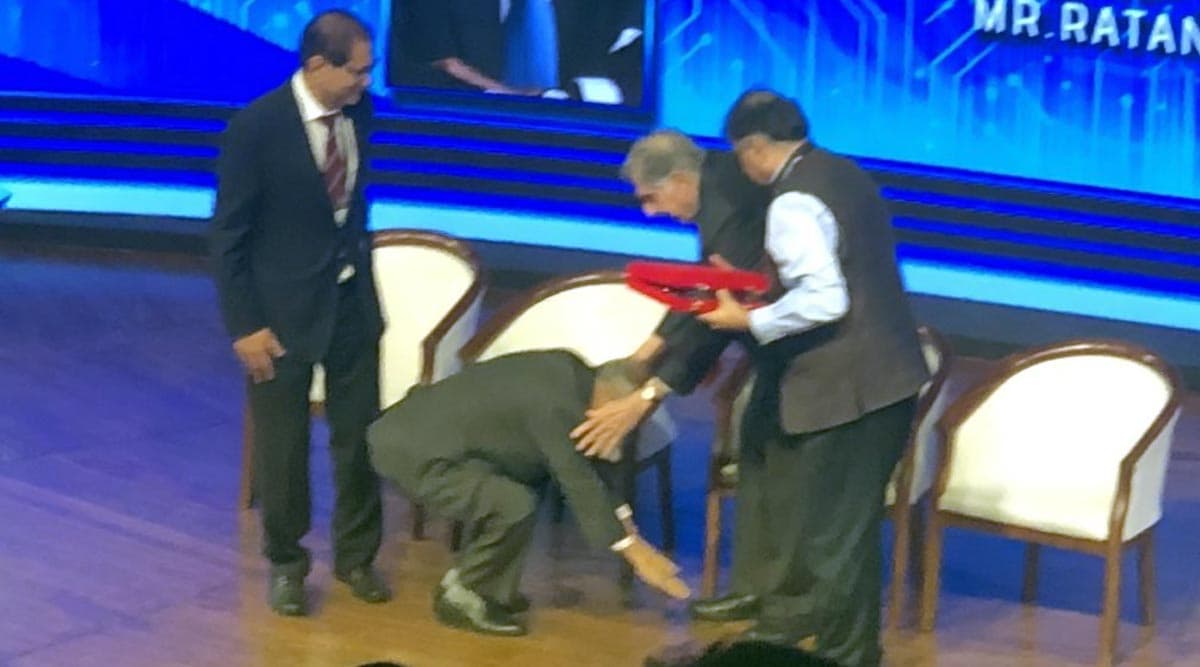 TIEcon Award Mumbai 2020: इन्फोसिस के को फाउंडर नारायण मूर्ति ने रतन टाटा का पैर छूकर लिया आशीर्वाद, देखें तस्वीरें TIEcon Award Mumbai 2020: इन्फोसिस के को फाउंडर नारायण मूर्ति ने रतन टाटा का पैर छूकर लिया आशीर्वाद, देखें तस्वीरें
