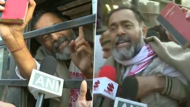 CAA Protest: दिल्ली पुलिस ने योगेंद्र यादव को हिरासत में लिया, राजघाट के बाहर बनाई थी CAA, NRC, और NPR के खिलाफ ह्यूमन चेन