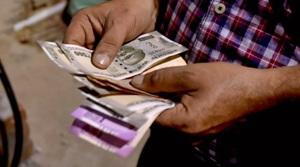 डालर के मुकाबले रुपया शुरुआती कारोबार में आठ पैसे बढ़कर 73.36 रुपये पर