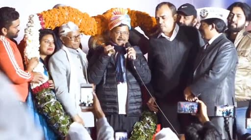 दिल्ली विधानसभा चुनाव में मिली जीत से उत्साहित अरविंद केजरीवाल ने कहा- फिर जाएंगे हनुमान मंदिर दिल्ली विधानसभा चुनाव में मिली जीत से उत्साहित अरविंद केजरीवाल ने कहा- फिर जाएंगे हनुमान मंदिर