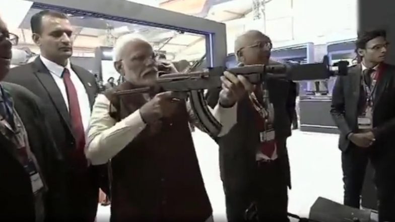 Defence Expo 2020: डिफेंस एक्सपो में प्रधानमंत्री मोदी ने हाथों में राइफल थाम दाग दी गोली, देखें VIDEO