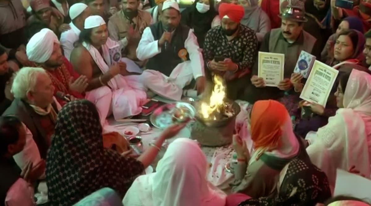 शाहीन बाग में नजर आई सौहार्द और सहिष्णुता की मिसाल, एक ही जगह पर हुई पूजा और अजान शाहीन बाग में नजर आई सौहार्द और सहिष्णुता की मिसाल, एक ही जगह पर हुई पूजा और अजान
