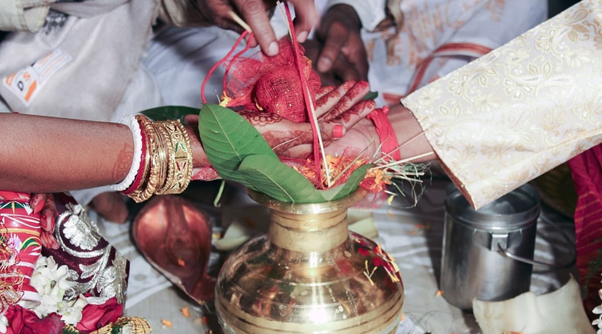 उत्तर प्रदेश: चोरी से गया था प्रेमिका से मिलने, लड़की के घर वालों ने पकड़ा और करा दी शादी लेकिन इसकी वजह भी जान लें उत्तर प्रदेश: चोरी से गया था प्रेमिका से मिलने, लड़की के घर वालों ने पकड़ा और करा दी शादी लेकिन इसकी वजह भी जान लें