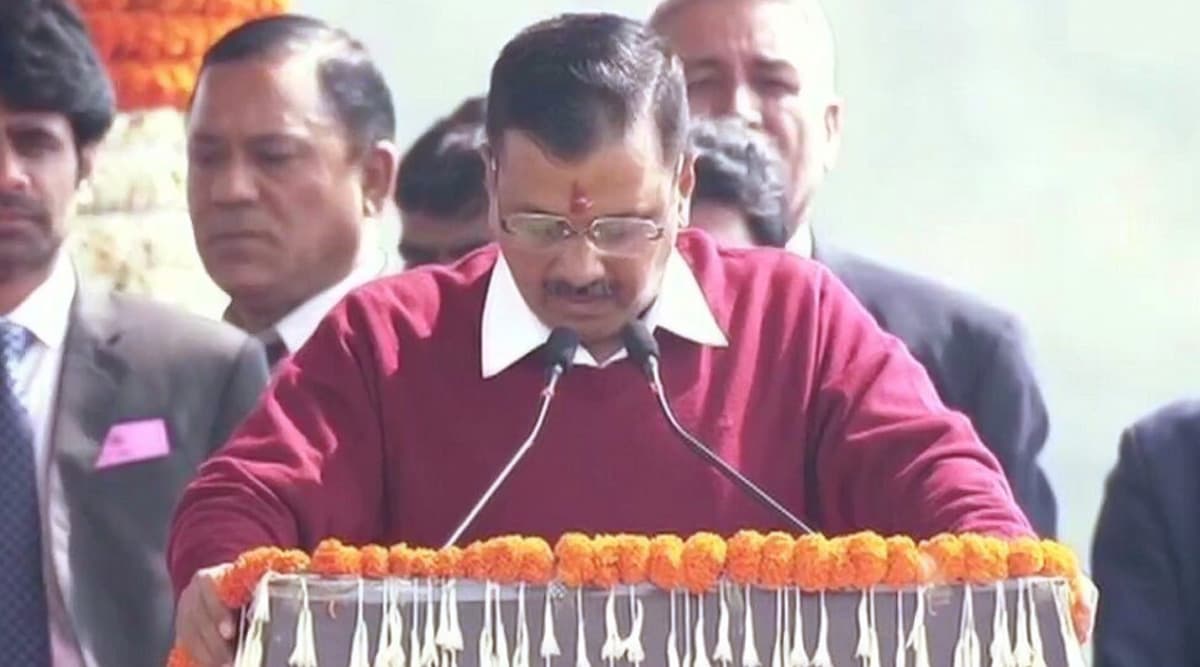 केजरीवाल के शपथ ग्रहण समारोह में दिखा अन्ना आंदोलन जैसा नजारा