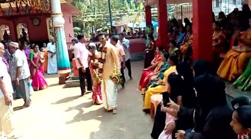 केरल: मुस्लिम परिवार ने पेश की इंसानियत की मिसाल, हिन्दू परिवार द्वारा गोद ली गई बेटी की मंदिर में करवाई शादी केरल: मुस्लिम परिवार ने पेश की इंसानियत की मिसाल, हिन्दू परिवार द्वारा गोद ली गई बेटी की मंदिर में करवाई शादी