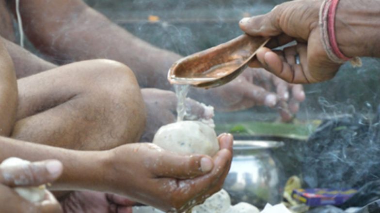 बिहार: न्यूजीलैंड से गया आकर कुत्ते का किया पिंडदान, अस्थियां गंगा में कीं विसर्जित