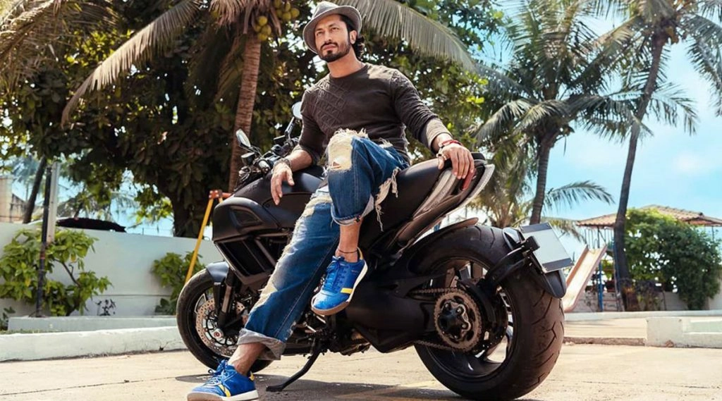 विद्युत जामवाल ने पैपराजी को दिया खास तोहफा 