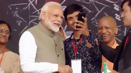 प्रयागराज: दृष्टिबाधित युवक को सरकार की तरफ से मिला स्मार्टफोन, पीएम मोदी के साथ ली सेल्फी, देंखे वीडियो