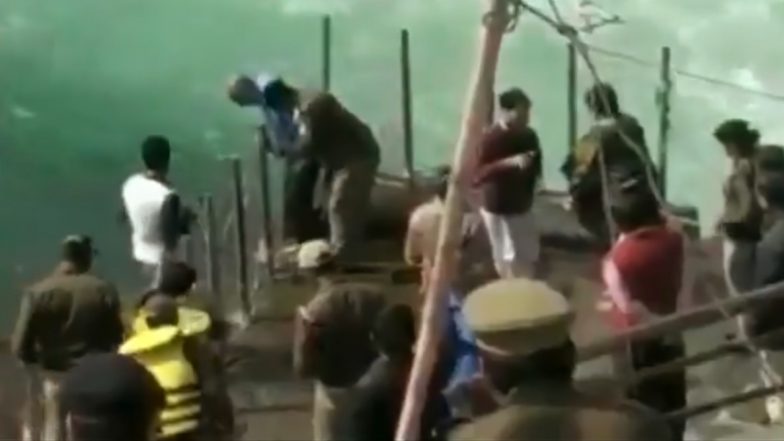देवप्रयाग: गंगा पूजन के दौरान मुख्‍य न्‍यायाधीश रमेश रंगनाथन का पैर फिसला, बाल-बाल बचे- देखें VIDEO