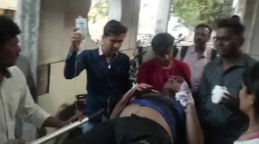 मुंबई-आगरा राष्ट्रीय राजमार्ग पर सड़क हादसा, टेंपो ट्रैवलर और ट्रक की टक्कर में 25 लोग घायल मुंबई-आगरा राष्ट्रीय राजमार्ग पर सड़क हादसा, टेंपो ट्रैवलर और ट्रक की टक्कर में 25 लोग घायल