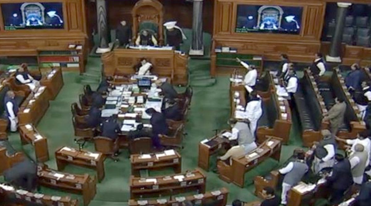 लोकसभा में विपक्ष का हंगामा, 'गोली मारना बंद करो, देश तोड़ना बंद करो' के लगे नारे लोकसभा में विपक्ष का हंगामा, 'गोली मारना बंद करो, देश तोड़ना बंद करो' के लगे नारे
