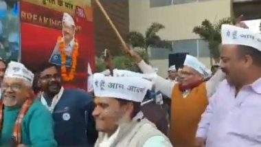 दिल्ली विधानसभा चुनाव 2020 बीजेपी के खिलाफ चुनाव जीतने के बाद मनोज तिवारी के गाने 'रिंकिया के पापा' पर AAP समर्थक ने लखनऊ में किया डांस, देखें वीडियो