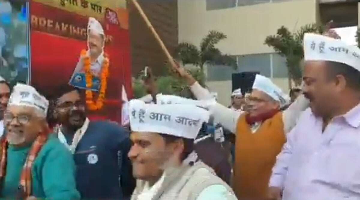 दिल्ली विधानसभा चुनाव 2020 बीजेपी के खिलाफ चुनाव जीतने के बाद मनोज तिवारी के गाने 'रिंकिया के पापा' पर AAP समर्थक ने लखनऊ में किया डांस, देखें वीडियो दिल्ली विधानसभा चुनाव 2020 बीजेपी के खिलाफ चुनाव जीतने के बाद मनोज तिवारी के गाने 'रिंकिया के पापा' पर AAP समर्थक ने लखनऊ में किया डांस, देखें वीडियो