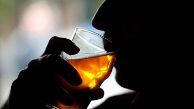 शराब की दीवानगी: बरेली में खंबे पर चढ़ा शख्स, आत्महत्या करने तक की दी धमकी