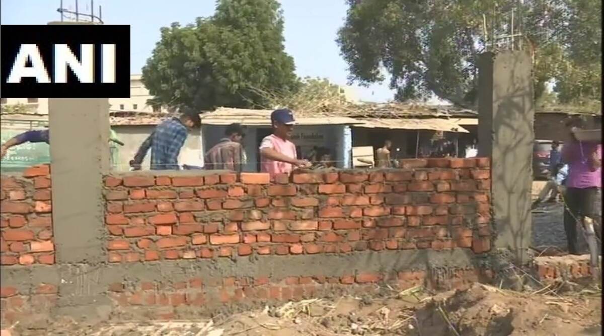 डोनाल्ड ट्रंप की अहमदाबाद यात्रा से पहले झुग्गियों के सामने बनाई जा रही दीवार, देखें तस्वीरें डोनाल्ड ट्रंप की अहमदाबाद यात्रा से पहले झुग्गियों के सामने बनाई जा रही दीवार, देखें तस्वीरें