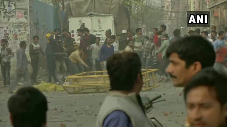 जाफराबाद में CAA के खिलाफ प्रदर्शन: मौजपुर इलाके में दो गुटों के बीच पत्थरबाजी, पुलिस ने छोड़े आंसू गैस के गोले