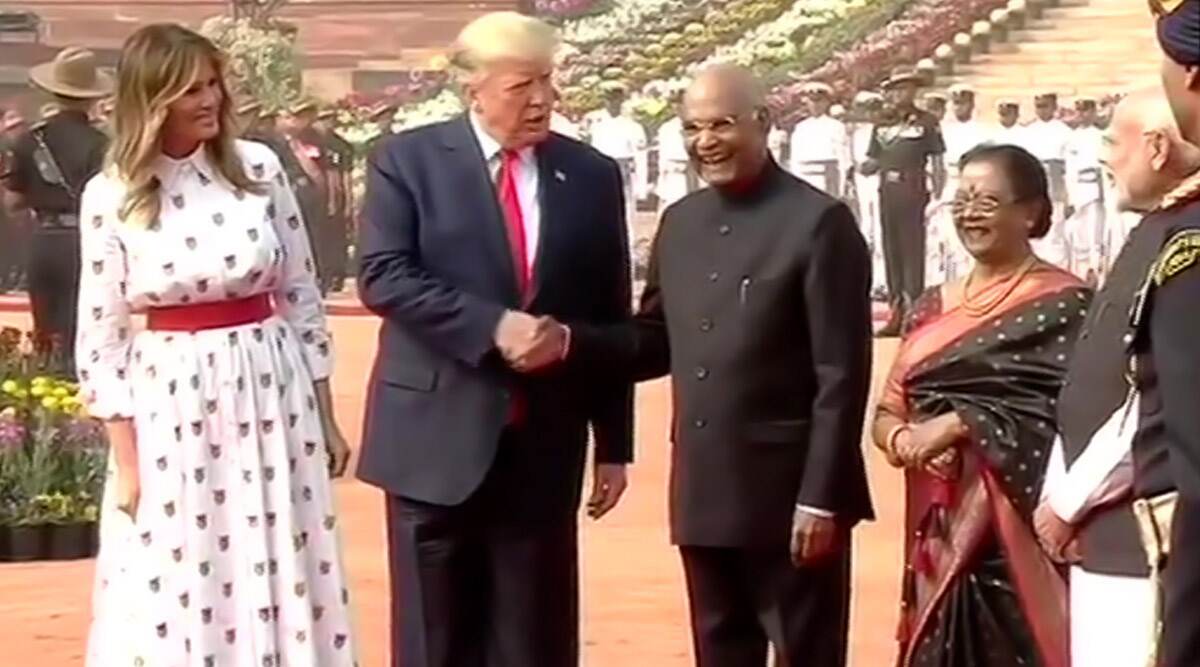 राष्ट्रपति भवन में अमेरिकी प्रेसिडेंट डोनाल्ड ट्रंप का शानदार स्वागत, गॉर्ड ऑफ ऑनर से किया गया सम्मानित राष्ट्रपति भवन में अमेरिकी प्रेसिडेंट डोनाल्ड ट्रंप का शानदार स्वागत, गॉर्ड ऑफ ऑनर से किया गया सम्मानित