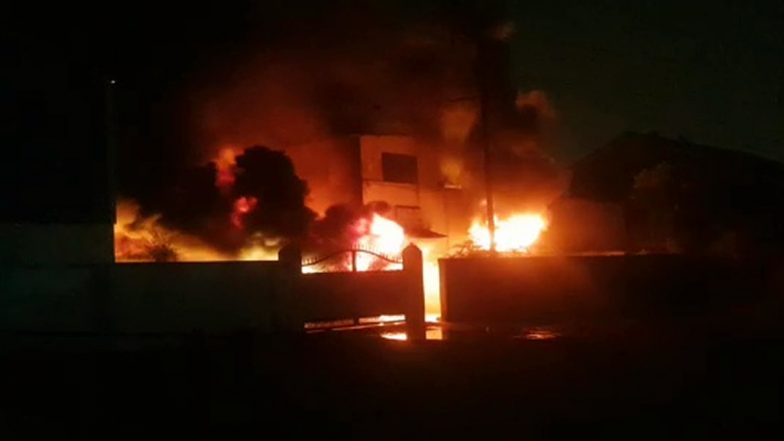 महाराष्ट्रः ठाणे के एक फैक्ट्री में लगी भीषण आग, फायर ब्रिगेड की गाड़ियां घटनास्थल पर पहुंची