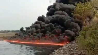 असम: डिब्रूगढ़ में जब नदी में उठी आग की भीषण लपटें, मची अफरा-तफरी: देखें VIDEO