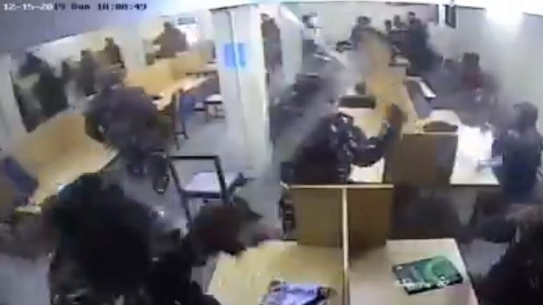 जामिया हिंसा: लाइब्रेरी के अंदर छात्रों पर डंडे बरसाती दिल्ली पुलिस का नया CCTV फुटेज आया सामने, अलग-अलग दावों के साथ वीडियो हुआ वायरल