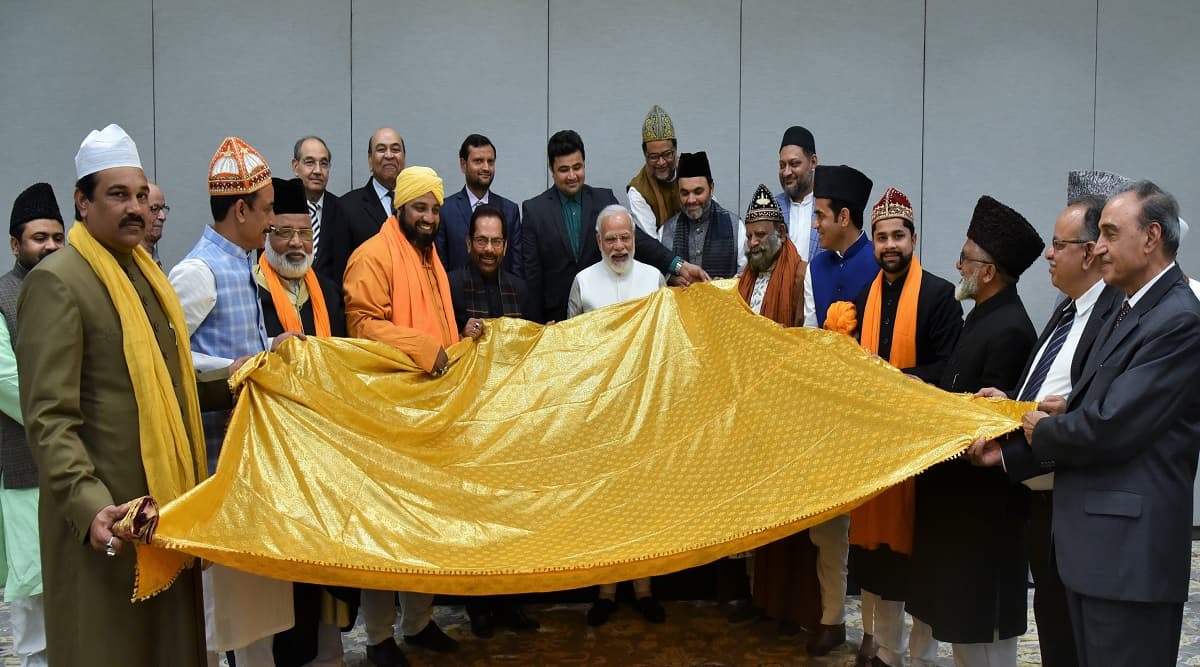 प्रधानमंत्री मोदी ने अजमेर शरीफ दरगाह पर चढ़ाने के लिए शिष्टमंडल को चादर सौंपी प्रधानमंत्री मोदी ने अजमेर शरीफ दरगाह पर चढ़ाने के लिए शिष्टमंडल को चादर सौंपी