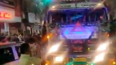 VIDEO: भोपाल में ट्रक के पास उमड़ी लोगों की भीड़, ड्राइवर से बोले- एक बार फिर से बजाओ हॉर्न, जानें क्यों?