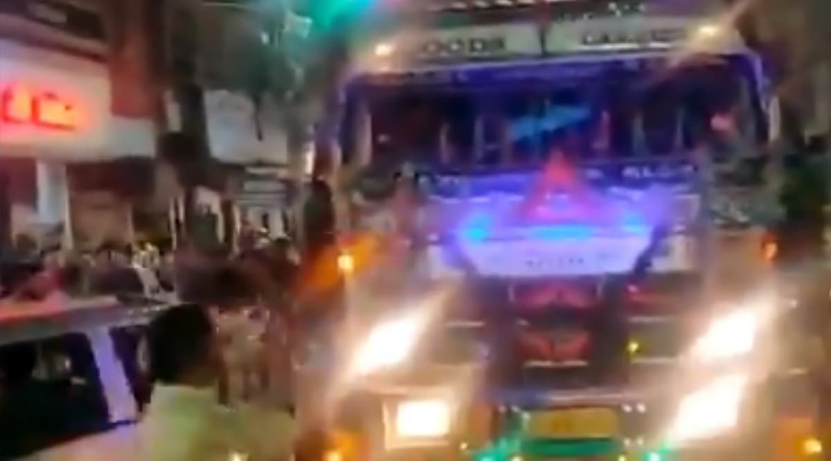 VIDEO: भोपाल में ट्रक के पास उमड़ी लोगों की भीड़, ड्राइवर से बोले- एक बार फिर से बजाओ हॉर्न, जानें क्यों? VIDEO: भोपाल में ट्रक के पास उमड़ी लोगों की भीड़, ड्राइवर से बोले- एक बार फिर से बजाओ हॉर्न, जानें क्यों?