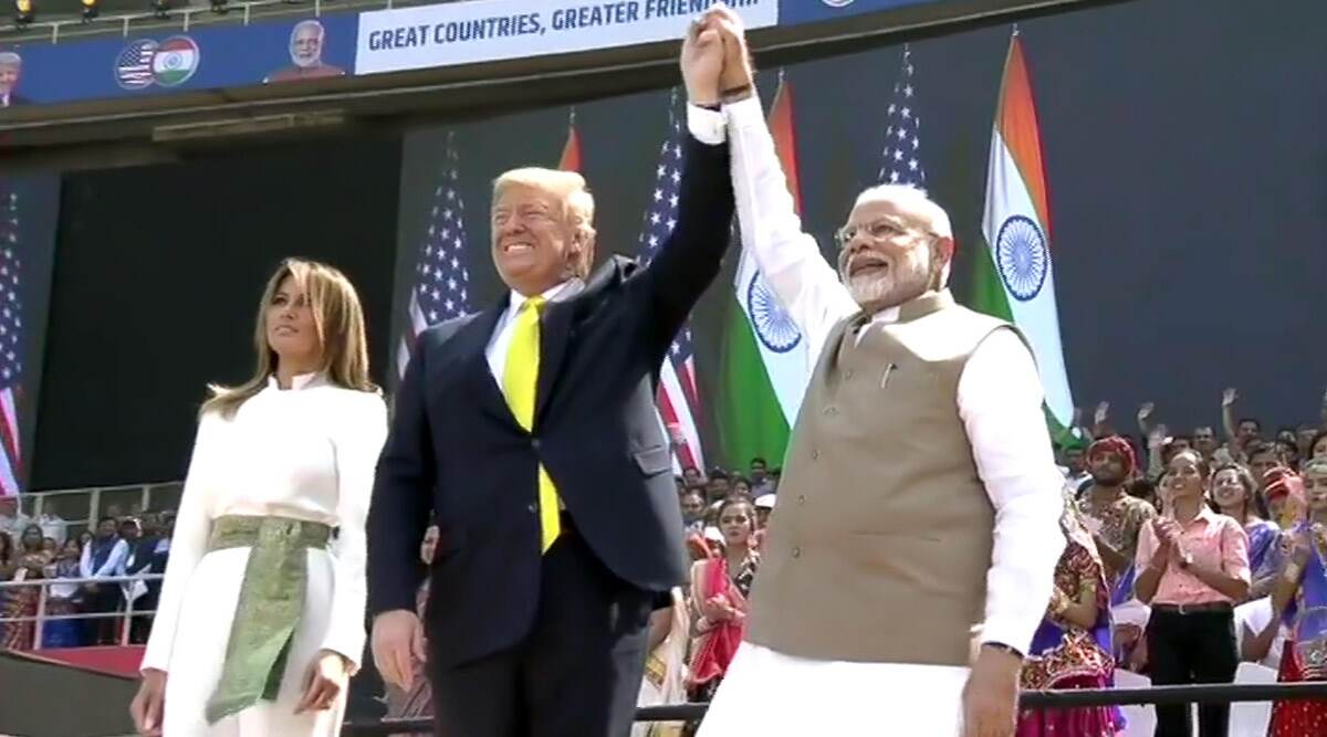 डोनाल्ड ट्रंप का मोटेरा स्टेडियम में कार्यक्रम खत्म, आगरा के लिए होंगे रवाना डोनाल्ड ट्रंप का मोटेरा स्टेडियम में कार्यक्रम खत्म, आगरा के लिए होंगे रवाना