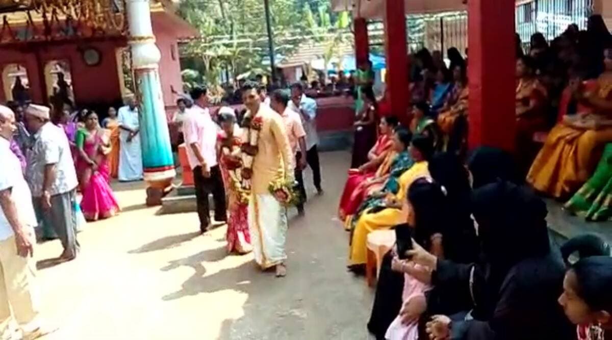 केरल: मुस्लिम दंपत्ति ने पेश की धार्मिक एकता की अनोखी मिसाल, गोद ली हुई हिंदू बेटी की रीति-रिवाज से कराई मंदिर में शादी केरल: मुस्लिम दंपत्ति ने पेश की धार्मिक एकता की अनोखी मिसाल, गोद ली हुई हिंदू बेटी की रीति-रिवाज से कराई मंदिर में शादी