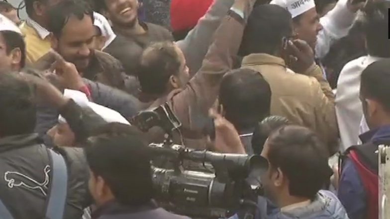 दिल्ली विधानसभा चुनाव नतीजे 2020: रुझानों में मिल रही बढ़त के बाद आप कार्यालय में जश्न