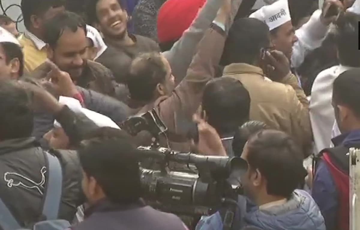 दिल्ली विधानसभा चुनाव नतीजे 2020: रुझानों में मिल रही बढ़त के बाद आप कार्यालय में जश्न दिल्ली विधानसभा चुनाव नतीजे 2020: रुझानों में मिल रही बढ़त के बाद आप कार्यालय में जश्न